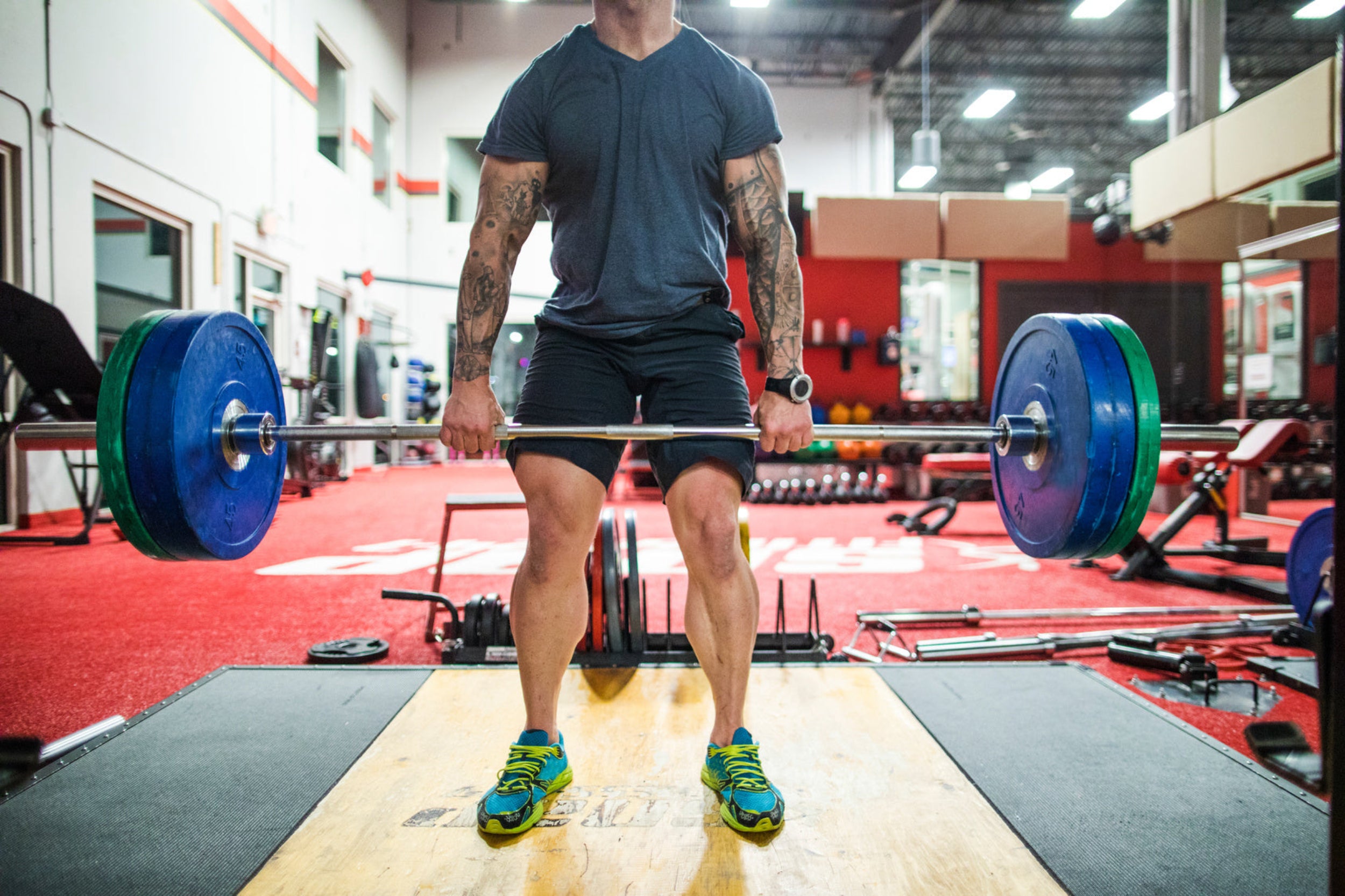 man_deadlifting_in_gym.jpg