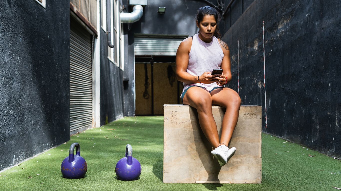 woman_checking_strength_agenda_app.jpg